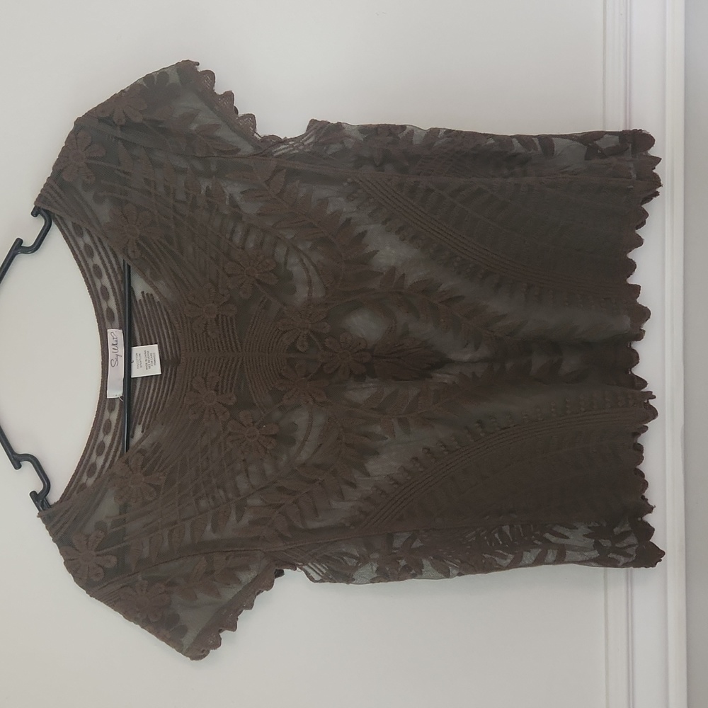 Delicate lace top, size large